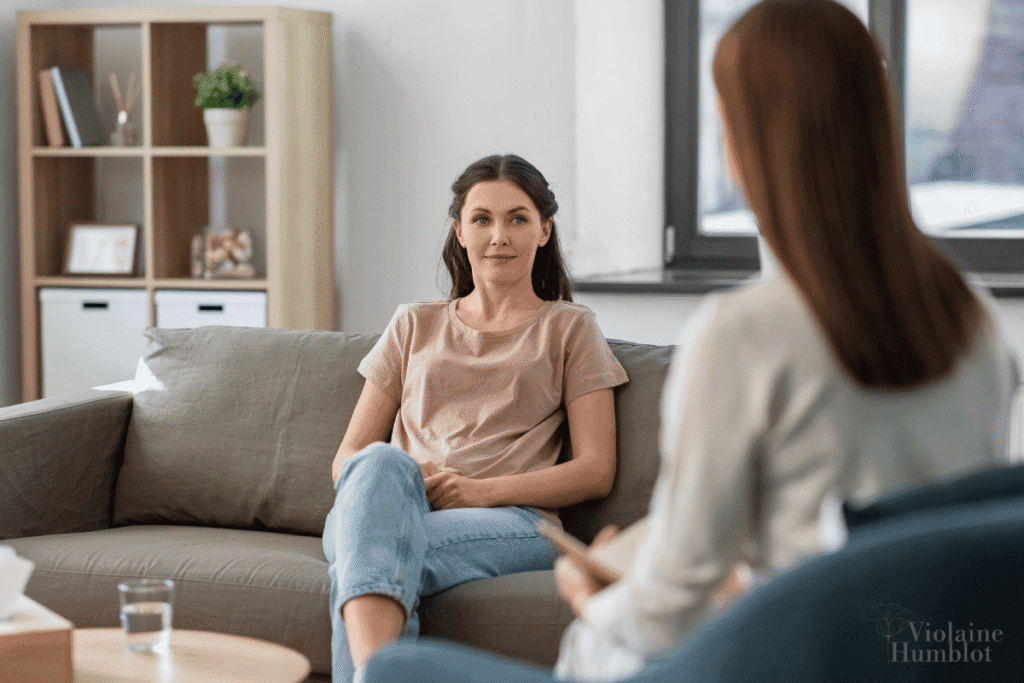 femme qui discute avec sa psychothérapeute lors de sa psychothérapie